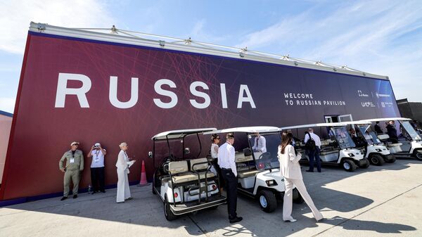 Люди выходят из российского павильона на Dubai Airshow 2023 в Дубае - Sputnik India
