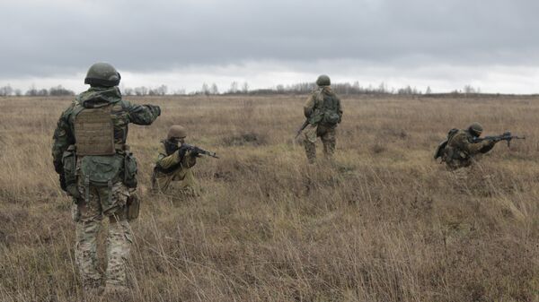  (File) US special forces instructor, left, trains Ukrainian soldiers at the military training ground in Ukraine's Khmelnitsk region Saturday, Nov. 21, 2015 - Sputnik भारत