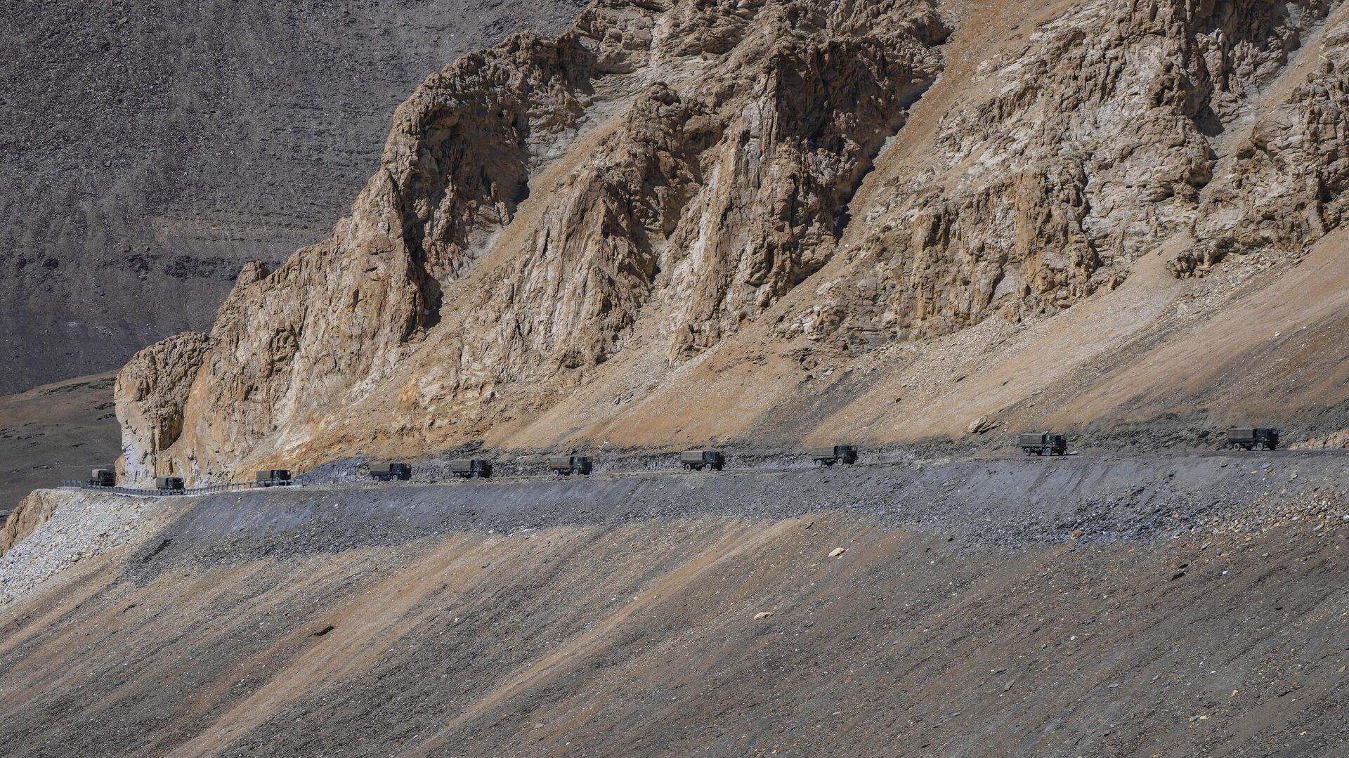Indian army vehicles move in a convoy in the cold desert region of Ladakh, India - Sputnik भारत, 1920, 01.12.2023