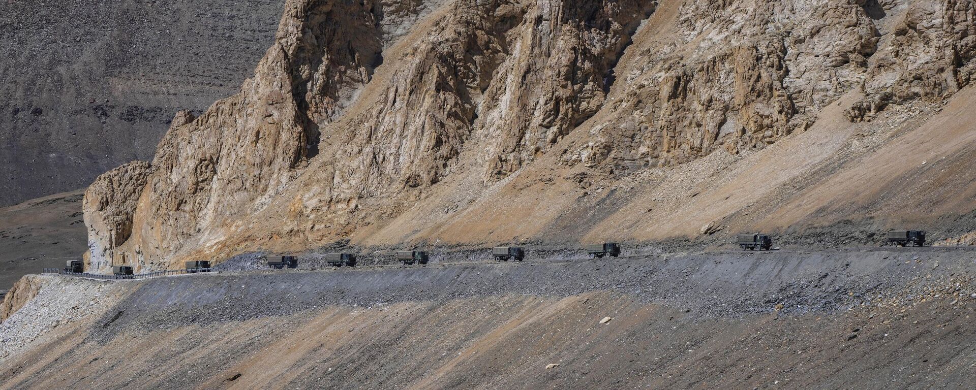 Indian army vehicles move in a convoy in the cold desert region of Ladakh, India - Sputnik भारत, 1920, 25.10.2024