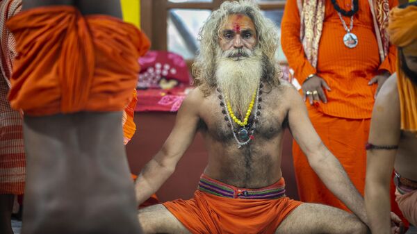 Hindu holy men perform yoga - Sputnik India