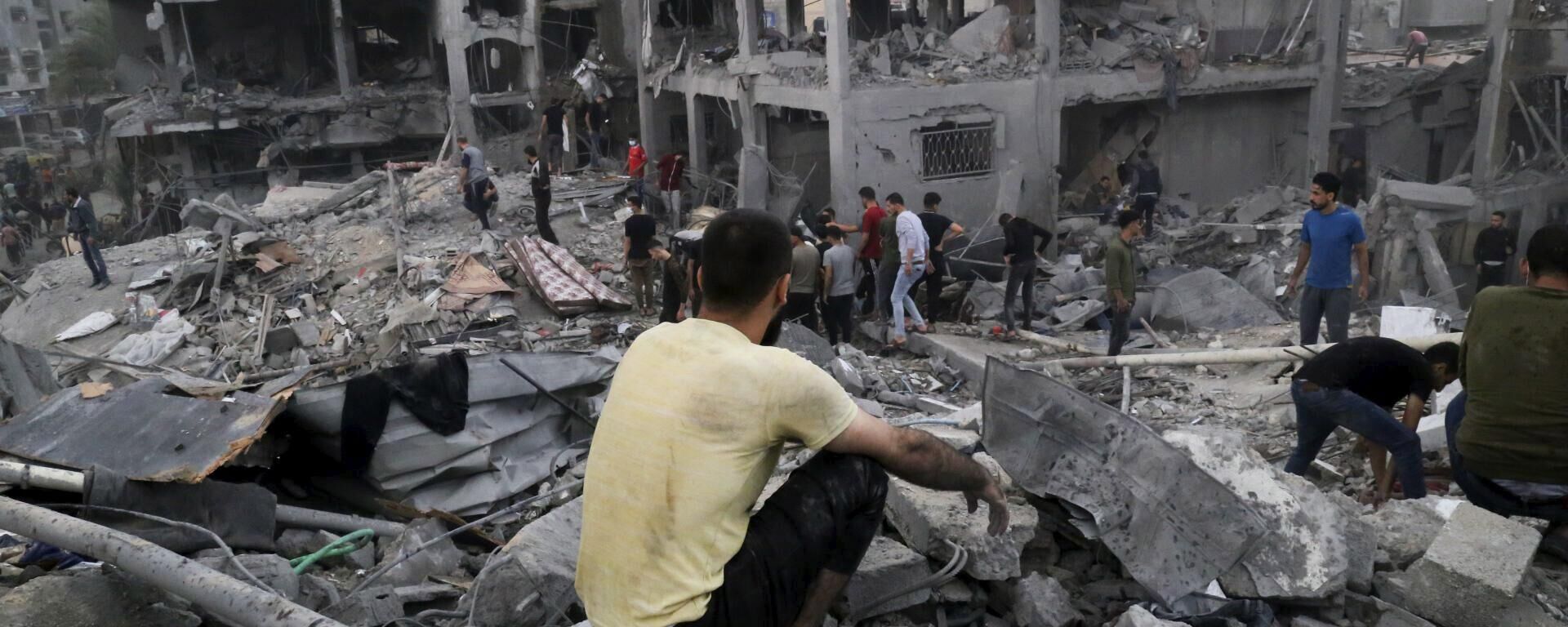 Palestinians look for survivors after an Israeli strike on a building last night in Jebaliya refugee camp, Gaza Strip, Tuesday, Nov. 14, 2023. - Sputnik भारत, 1920, 15.11.2023