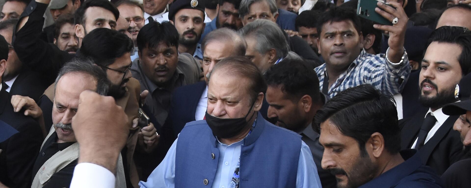 Security personnel clears the way for Pakistan's former Prime Minister Nawaz Sharif, center, after appearing in court in Islamabad, Pakistan, Tuesday, Oct. 24, 2023. - Sputnik India, 1920, 15.11.2023