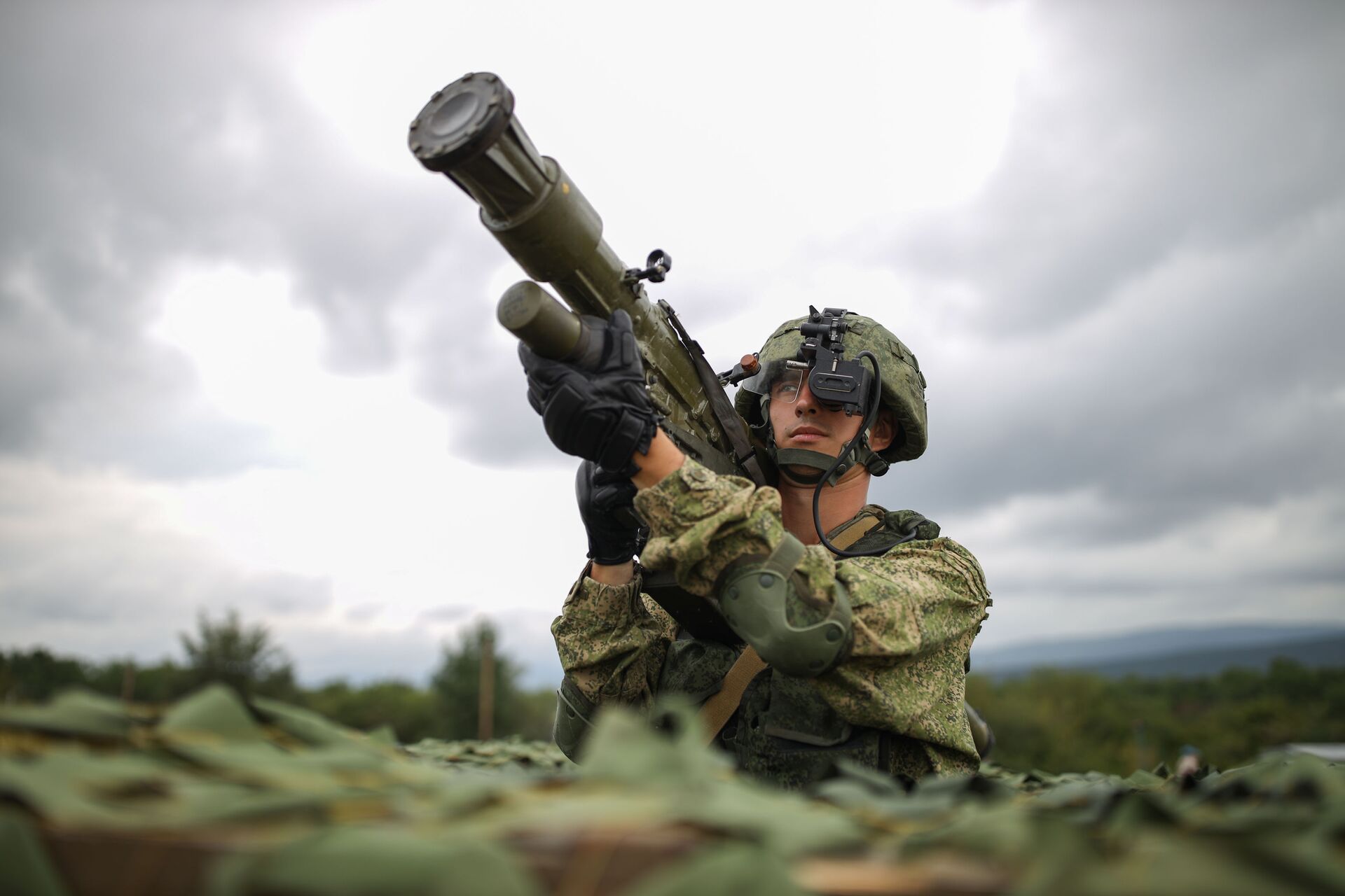 Военнослужащий с переносными зенитным ракетным комплексом (ПЗРК) Игла на показательных выступлениях в честь Дня ВДВ на полигоне Раевский в Краснодарском крае - Sputnik India, 1920, 16.11.2023