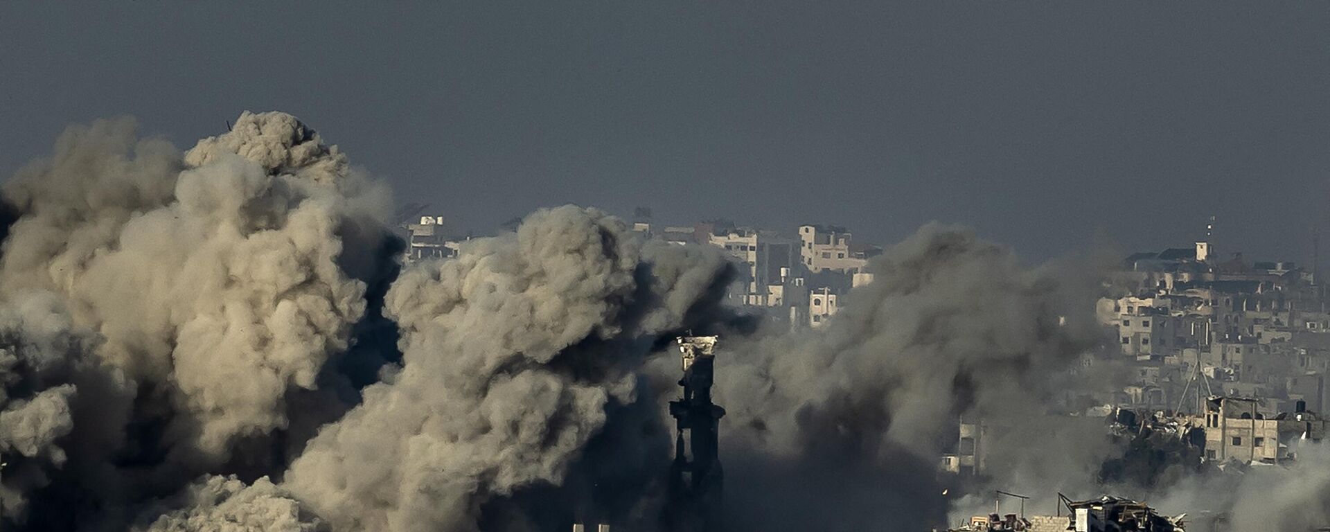 Smoke rises during an Israeli military bombardment of the northern Gaza Strip on November 15, 2023, amid the ongoing battles between Israel and the Palestinian group Hamas.  - Sputnik भारत, 1920, 20.11.2023