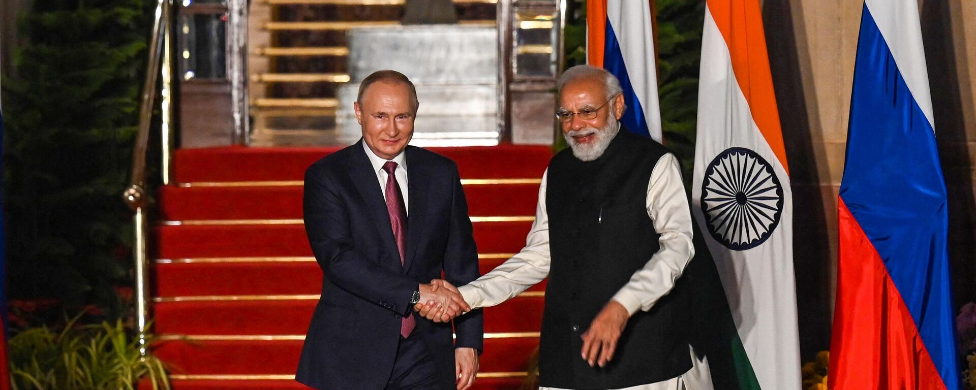 India's Prime Minister Narendra Modi (R) shakes hand with with Russian President Vladimir Putin prior to a meeting in New Delhi on December 6, 2021. - Sputnik India, 1920, 16.11.2023