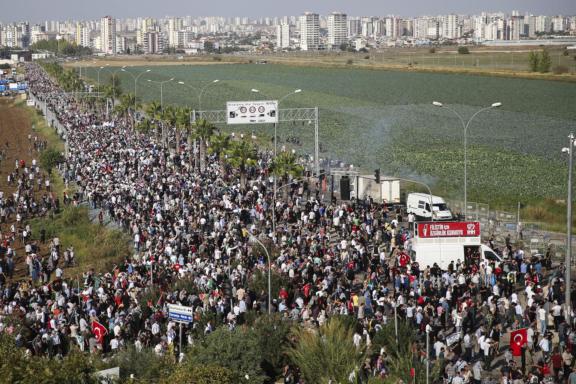 People gather during a protest to show their solidarity with the Palestinians outside U.S. - Turkish Incirlik military air base in Adana, southern Turkey, Sunday, Nov. 5, 2023. - Sputnik India, 1920, 16.11.2023