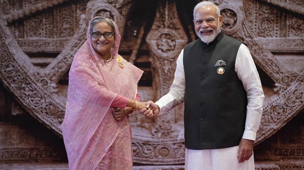 India's Prime Minister Narendra Modi (R) shakes hand with his Bangladesh counterpart Sheikh Hasina ahead of the G20 Leaders' Summit at the Bharat Mandapam in New Delhi on September 9, 2023. - Sputnik भारत