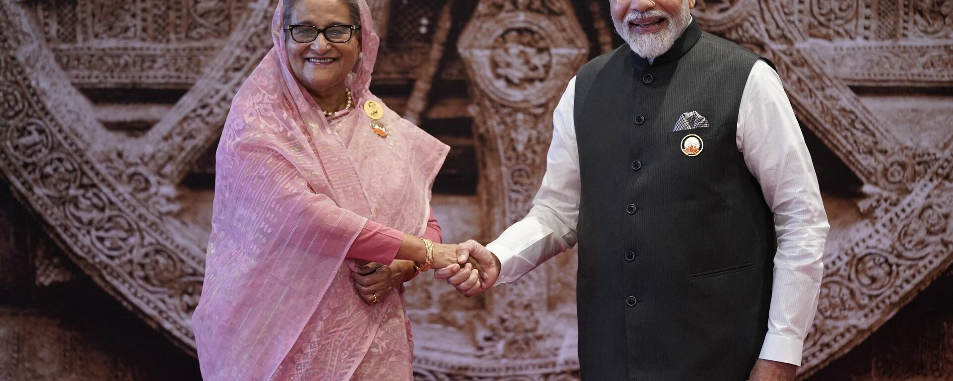 India's Prime Minister Narendra Modi (R) shakes hand with his Bangladesh counterpart Sheikh Hasina ahead of the G20 Leaders' Summit at the Bharat Mandapam in New Delhi on September 9, 2023. - Sputnik भारत, 1920, 16.11.2023