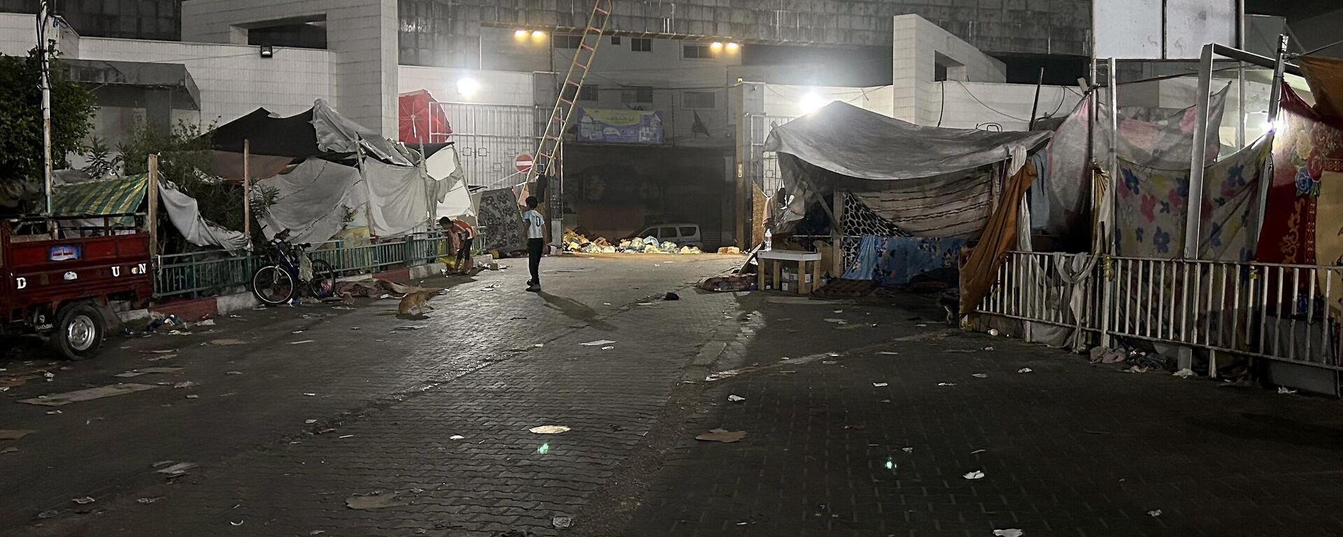 A picture shows a view of the exterior of Al-Shifa hospital in Gaza City on November 10, 2023, amid ongoing battles between Israel and the Palestinian Hamas movement. Heavy fighting was raging near Al-Shifa hospital. - Sputnik भारत, 1920, 16.11.2023