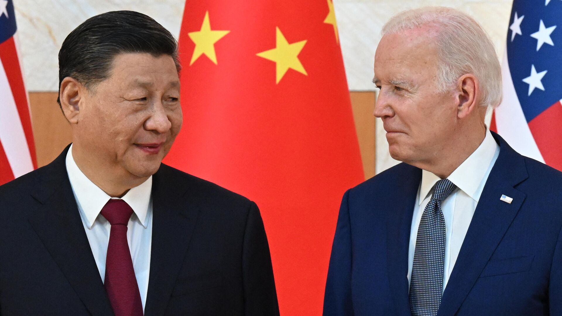 US President Joe Biden (R) and China's President Xi Jinping (L). - Sputnik India, 1920, 16.11.2023