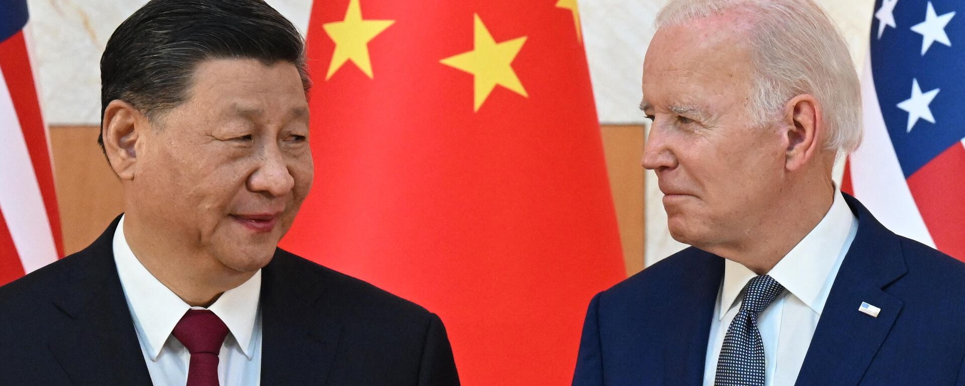 US President Joe Biden (R) and China's President Xi Jinping (L). - Sputnik India, 1920, 16.11.2023