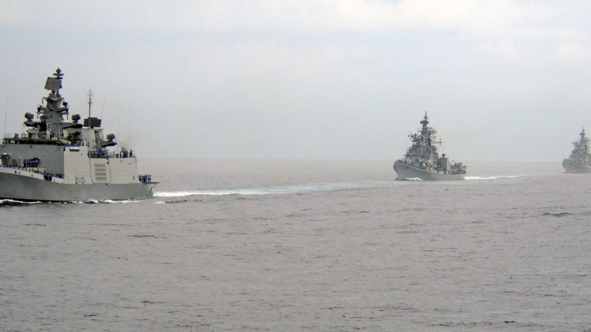 Indian navy ships transits the Indian Ocean 