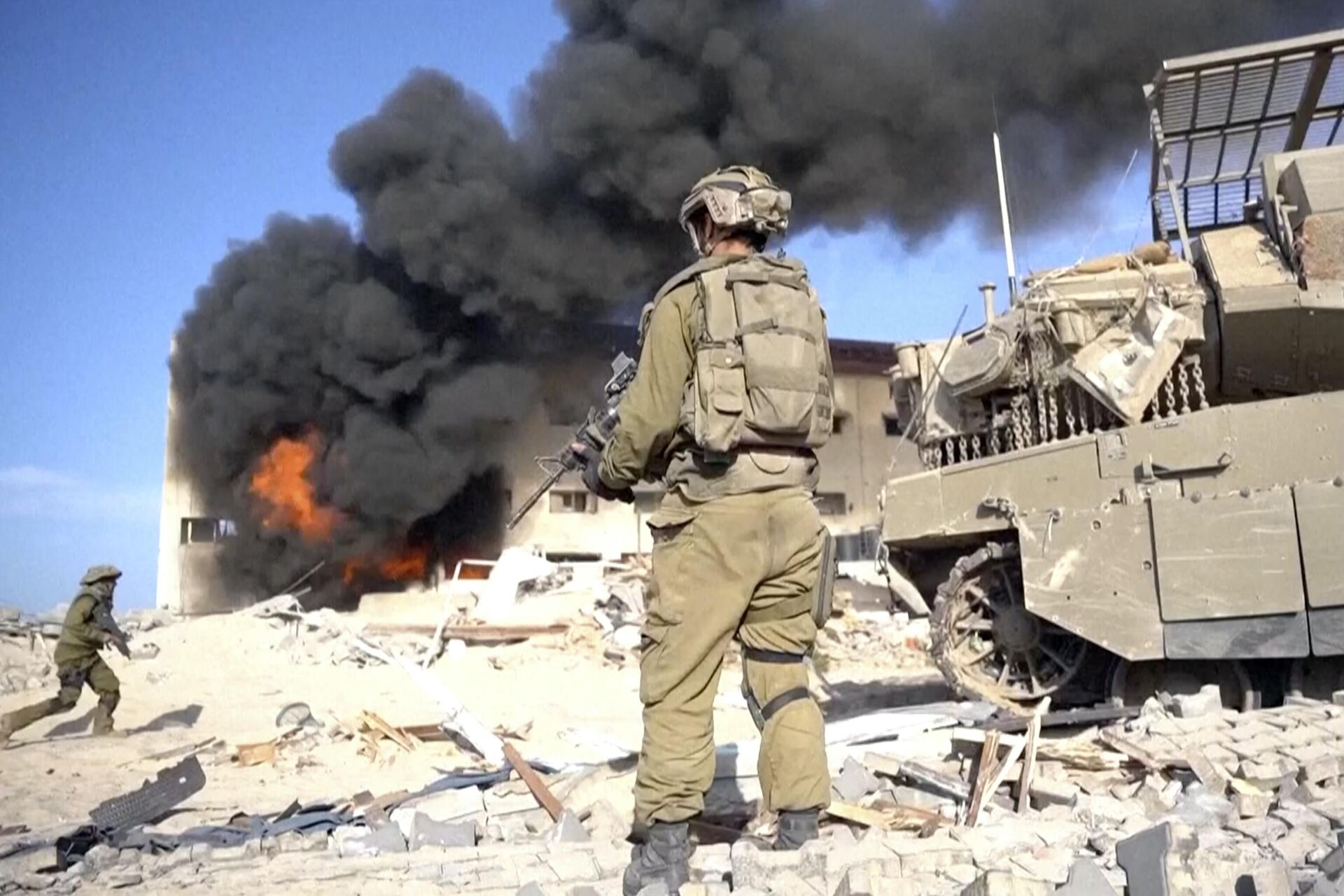 In this image taken from a video released by the Israel Defense Forces on Tuesday, Nov. 14, 2023, an Israeli soldier holds a weapon in Gaza City. - Sputnik India, 1920, 24.04.2024