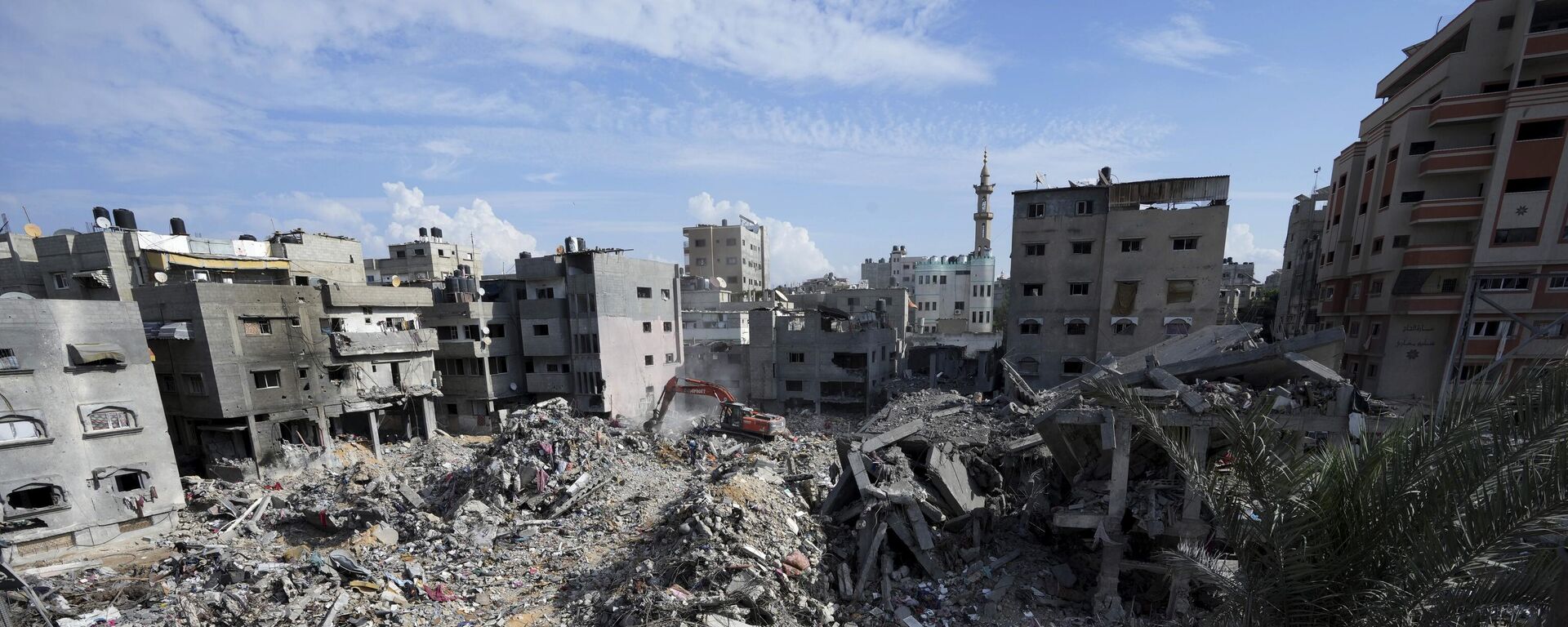 Palestinians search for the bodies of the al Meghari family killed in the Israeli bombardment of the Gaza Strip in Bureij refugee camp, Gaza Strip, Tuesday, Nov. 14, 2023.  - Sputnik भारत, 1920, 16.12.2023