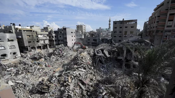 Palestinians search for the bodies of the al Meghari family killed in the Israeli bombardment of the Gaza Strip in Bureij refugee camp, Gaza Strip, Tuesday, Nov. 14, 2023.  - Sputnik भारत