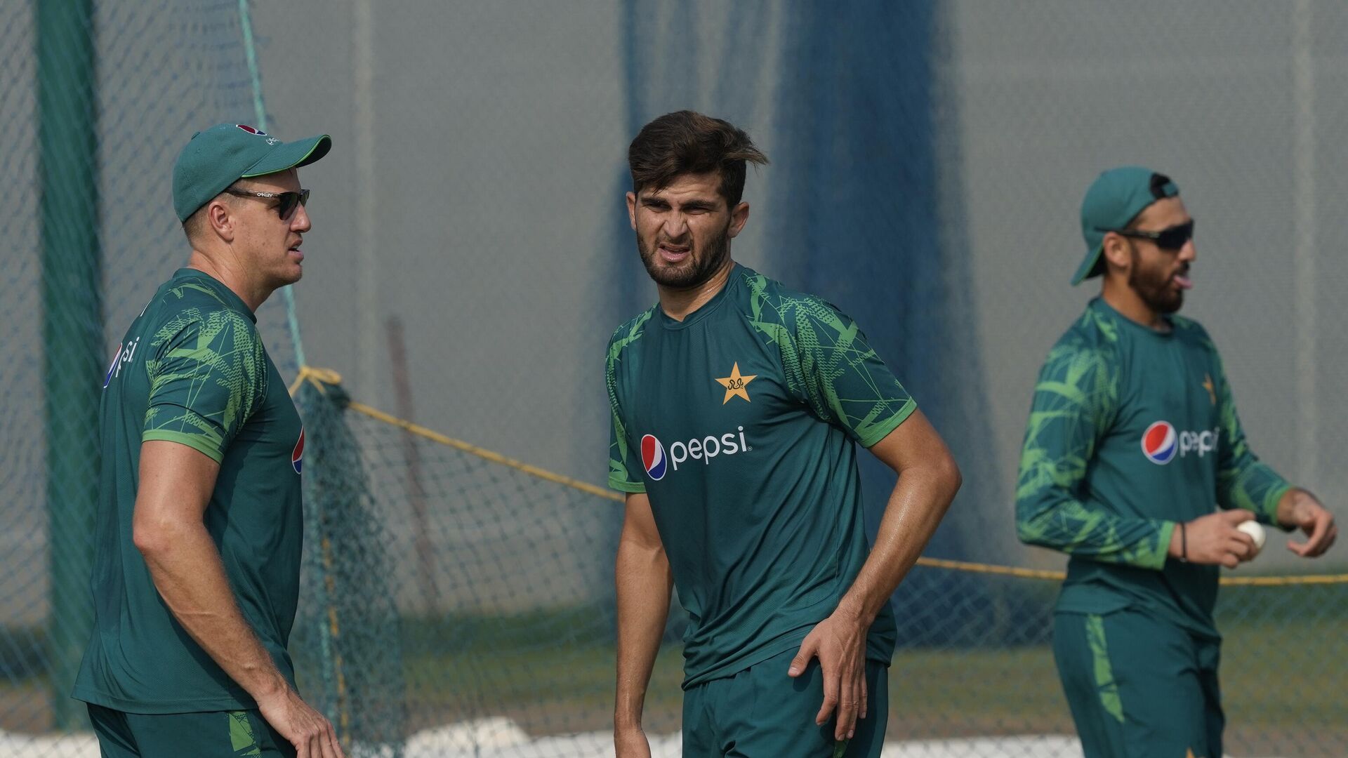 Pakistan's Shaheen Afridi, center, speaks to bowling coach Morne Morkel, left, during a practice session ahead of the ICC Men's Cricket World Cup match between Afghanistan and Pakistan in Chennai, India, Sunday, Oct. 22, 2023. - Sputnik India, 1920, 17.11.2023