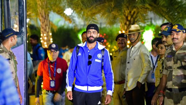 India's Ravindra Jadeja (C) heads to board a bus upon his arrival at the Sardar Vallabhbhai Patel International Airport, ahead of their 2023 ICC Men's Cricket World Cup one-day international (ODI) final match at the Narendra Modi Stadium in Ahmedabad on November 16, 2023. - Sputnik भारत