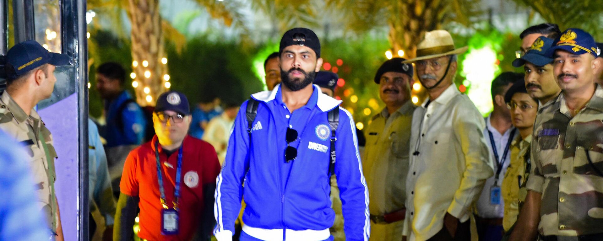 India's Ravindra Jadeja (C) heads to board a bus upon his arrival at the Sardar Vallabhbhai Patel International Airport, ahead of their 2023 ICC Men's Cricket World Cup one-day international (ODI) final match at the Narendra Modi Stadium in Ahmedabad on November 16, 2023. - Sputnik भारत, 1920, 18.11.2023