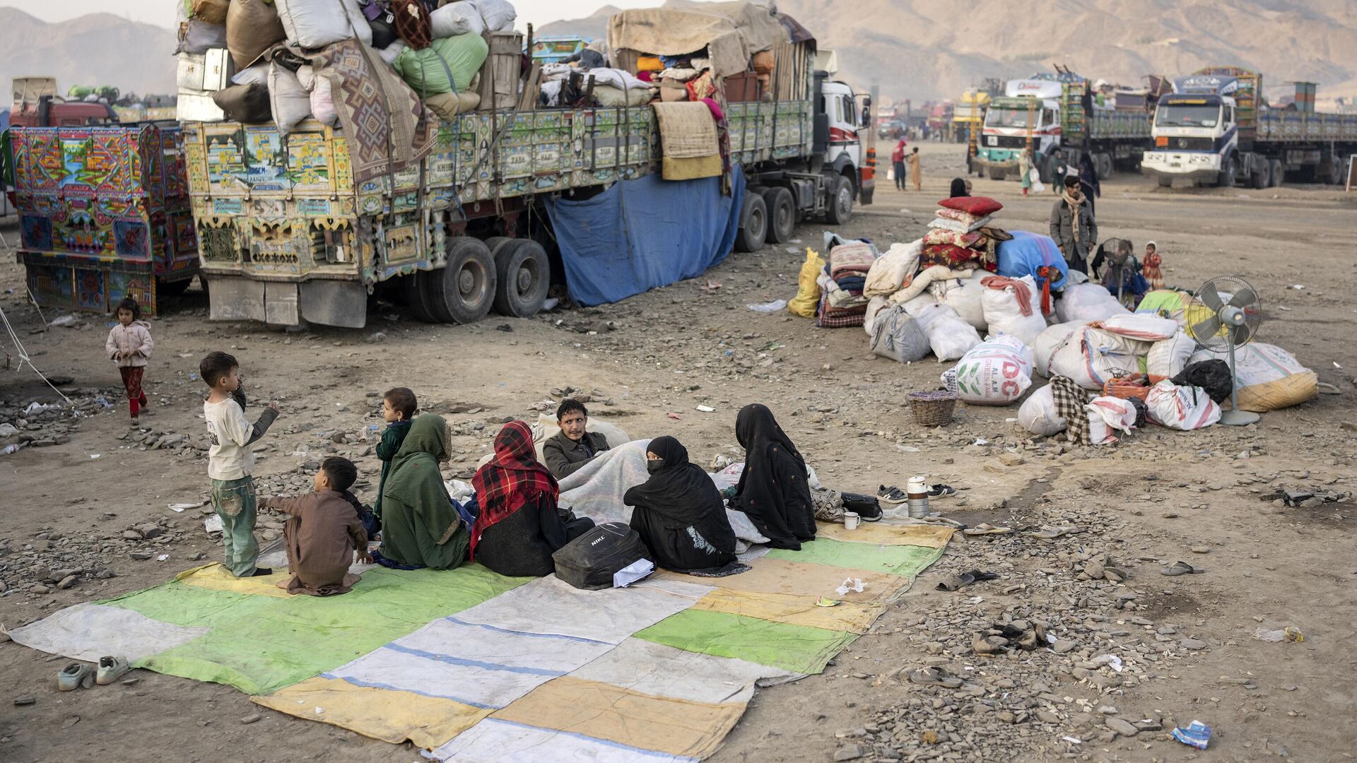 Afghan refugees settle in a camp near the Torkham Pakistan-Afghanistan border in Torkham, Afghanistan, Saturday, Nov. 4, 2023. - Sputnik India, 1920, 18.11.2023
