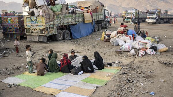Afghan refugees settle in a camp near the Torkham Pakistan-Afghanistan border in Torkham, Afghanistan, Saturday, Nov. 4, 2023. - Sputnik भारत