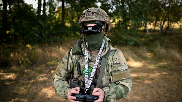 A Russian serviceman operates an FPV drone carrying leaflets at a field training centre for operators and interceptors of unmanned aerial vehicles (UAV) - Sputnik भारत
