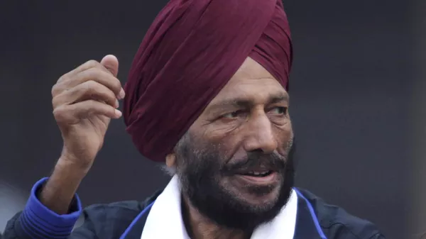 Former Indian athlete Milkha Singh waves to the participants during the Delhi Half Marathon in New Delhi, India.  - Sputnik भारत