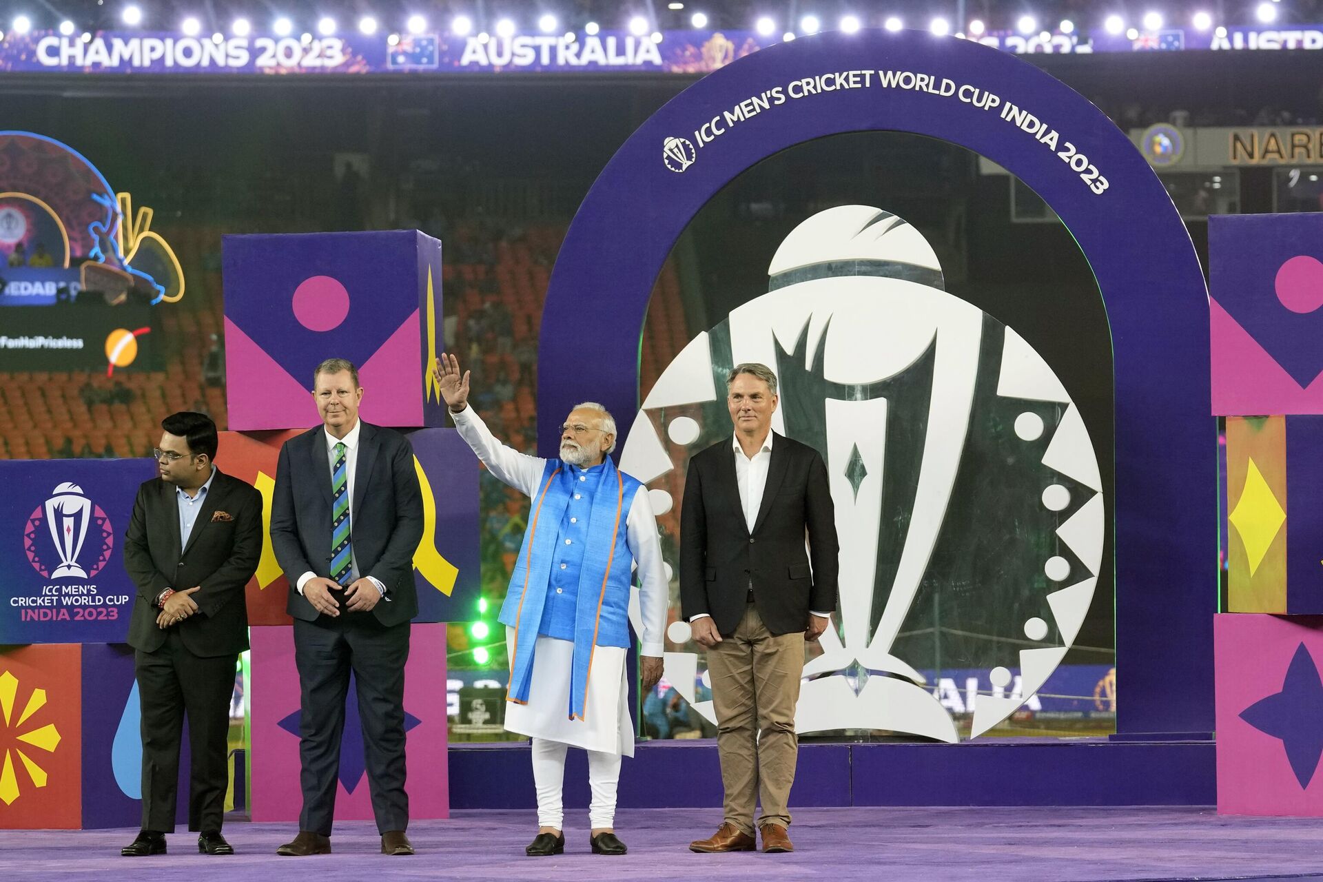 Indian Prime Minister Narendra Modi waves at the crowd standing next to Australian Deputy Prime Minister Richard Marles, right, after Australia won the ICC Men's Cricket World Cup final match against India - Sputnik India, 1920, 20.11.2023