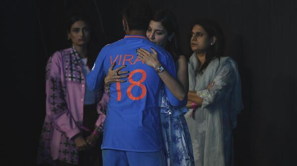 Bollywood actress Anushka Sharma hugs her husband and Indian cricketer Virat Kohli after India lost the ICC Men's Cricket World Cup final match against Australia  - Sputnik India