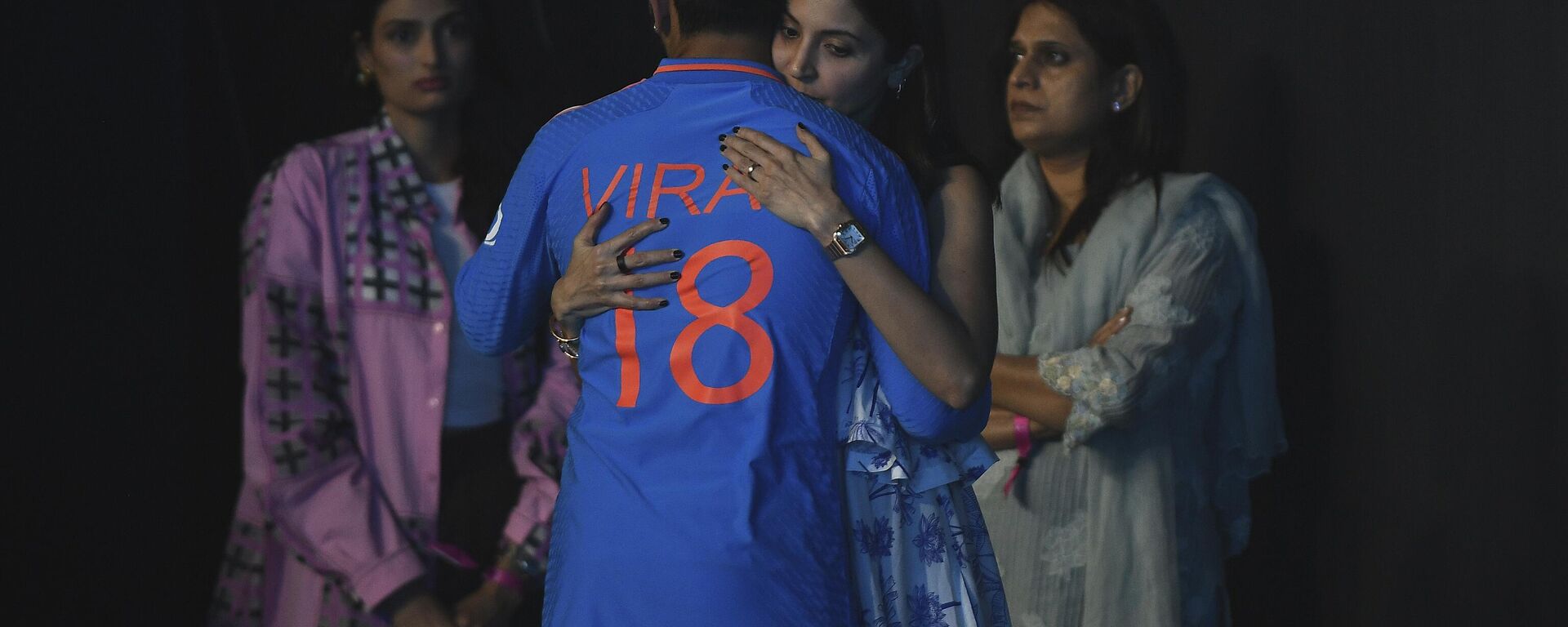 Bollywood actress Anushka Sharma hugs her husband and Indian cricketer Virat Kohli after India lost the ICC Men's Cricket World Cup final match against Australia  - Sputnik India, 1920, 20.11.2023