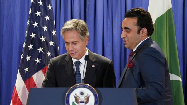 U.S. Secretary of State Antony Blinken and Pakistan's Foreign Minister Bilawal Bhutto-Zardari trade places to deliver remarks after their meeting, Monday, Sept. 26, 2022, at the State Dept. in Washington. - Sputnik India
