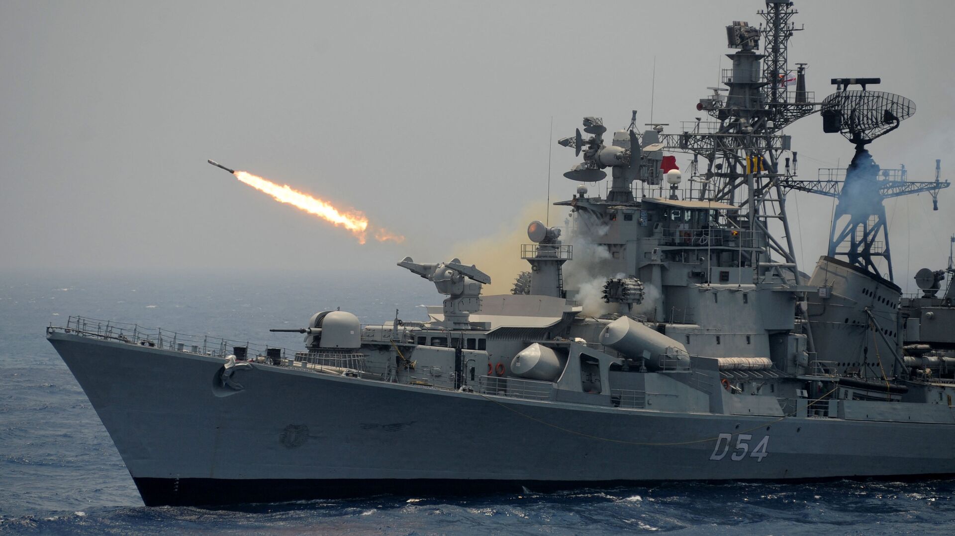 A rocket is fired from the Indian Navy destroyer ship INS Ranvir during an exercise drill in the Bay Of Bengal off the coast of Chennai on April 18, 2017 - Sputnik भारत, 1920, 04.12.2023