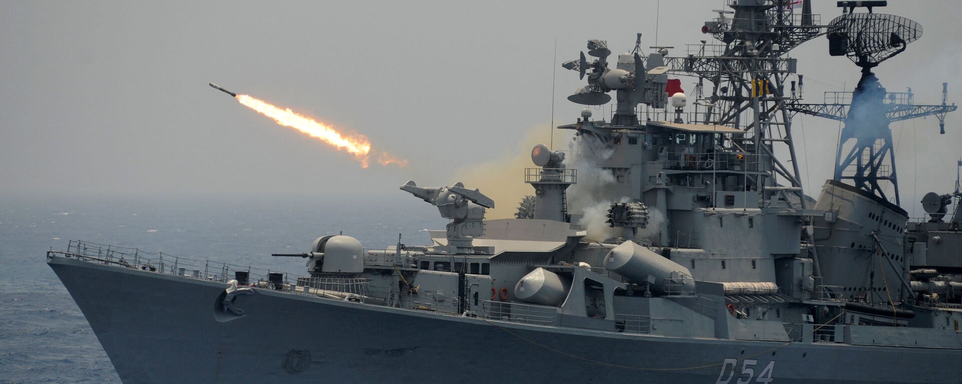 A rocket is fired from the Indian Navy destroyer ship INS Ranvir during an exercise drill in the Bay Of Bengal off the coast of Chennai on April 18, 2017 - Sputnik भारत, 1920, 21.11.2023