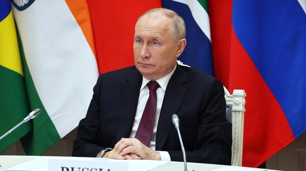 Russian President Vladimir Putin takes part in a virtual emergency summit of the BRICS bloc of nations dedicated to the Palestinian-Israeli conflict. November 21, 2023. - Sputnik भारत