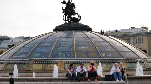 People are seen relaxing in central Moscow. File photo - Sputnik भारत