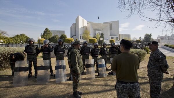 Pakistani troops surround the Supreme Court  - Sputnik India