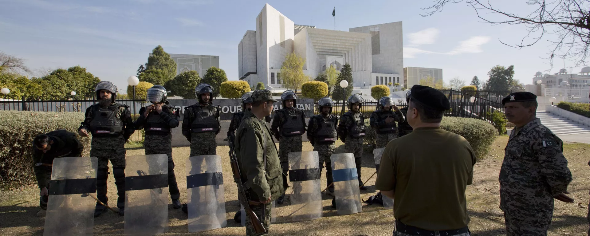 Pakistani troops surround the Supreme Court  - Sputnik India, 1920, 22.11.2023