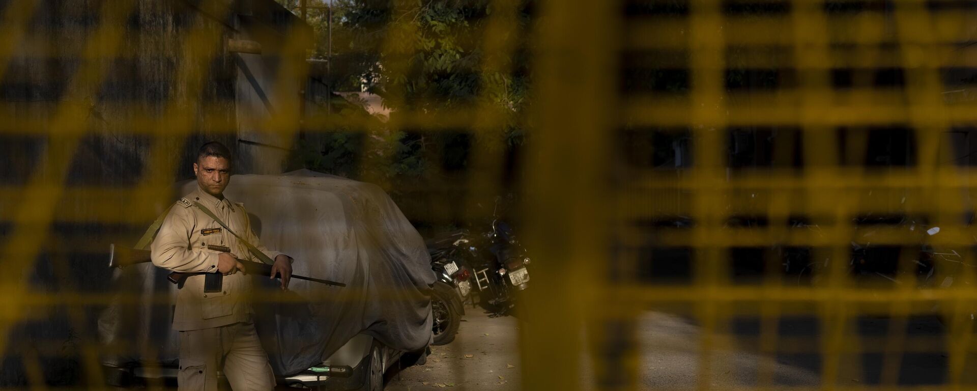 A security officer is seen behind a police barricade as he stands outside the Delhi Police's Special Cell in New Delhi, India, Tuesday, Oct. 3, 2023. - Sputnik India, 1920, 15.12.2023