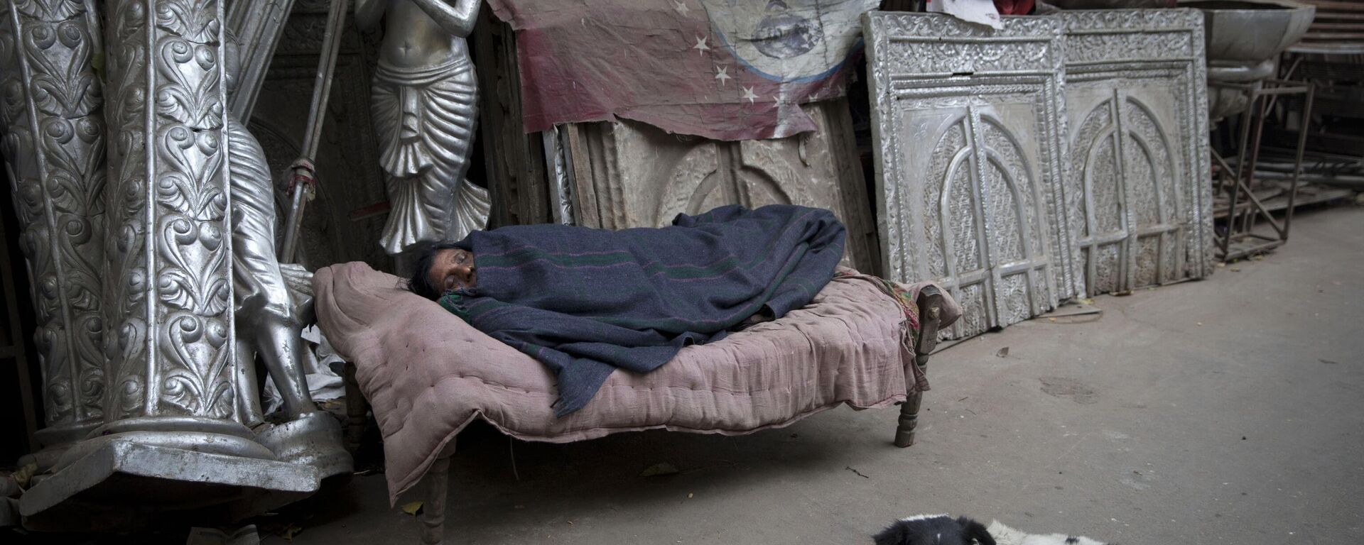 An Indian woman sleeps on the road in New Delhi, India, Thursday, Jan. 14, 2016. Thousands of poor Indians are forced to sleep out in the open air even in winter as the facilities provided by the government are not enough to accommodate everyone.  - Sputnik भारत, 1920, 23.11.2023