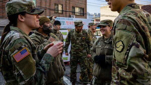 Millitary personnel chat after making kimchi during an event where soldiers from the US, South Korea and residents collaborated by making the side dish for needy members of the local community in Dongducheon, Gyeonggi Province, about 38 kilometers north of Seoul, on November 22, 2023.  - Sputnik भारत