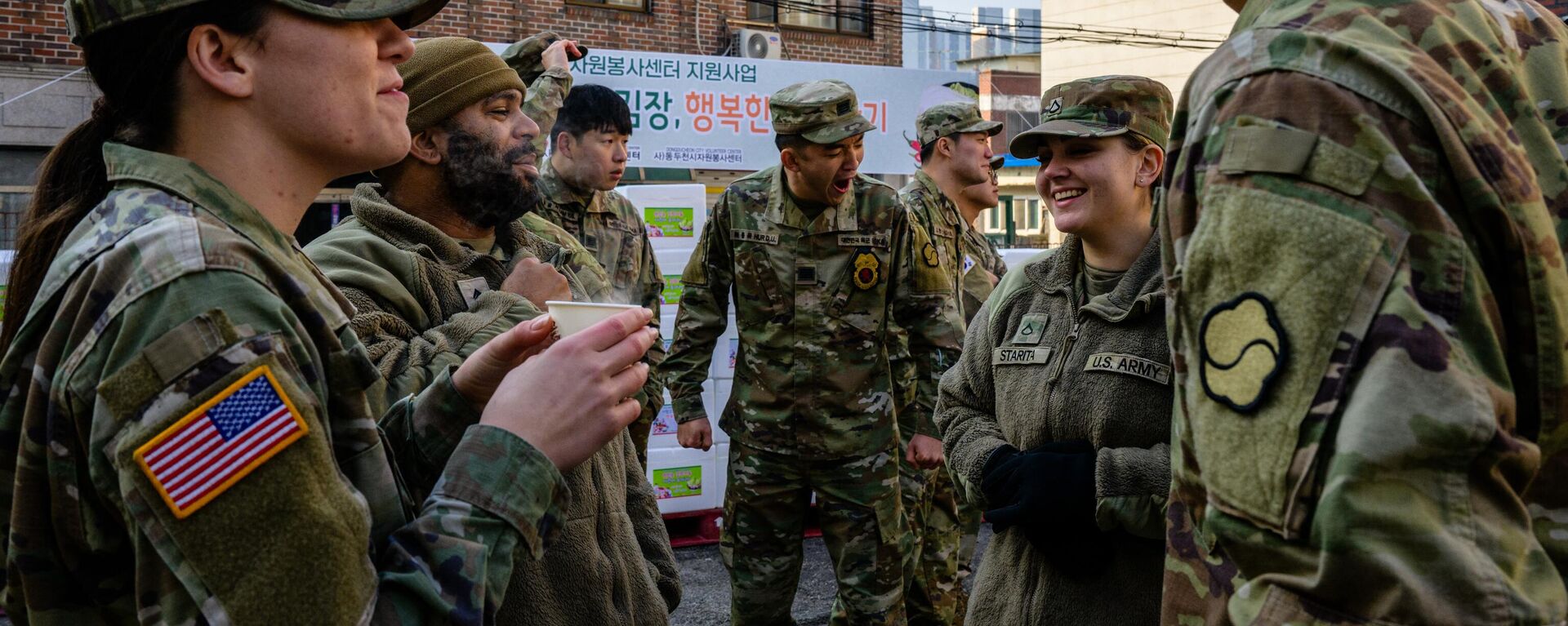 Millitary personnel chat after making kimchi during an event where soldiers from the US, South Korea and residents collaborated by making the side dish for needy members of the local community in Dongducheon, Gyeonggi Province, about 38 kilometers north of Seoul, on November 22, 2023.  - Sputnik भारत, 1920, 23.11.2023