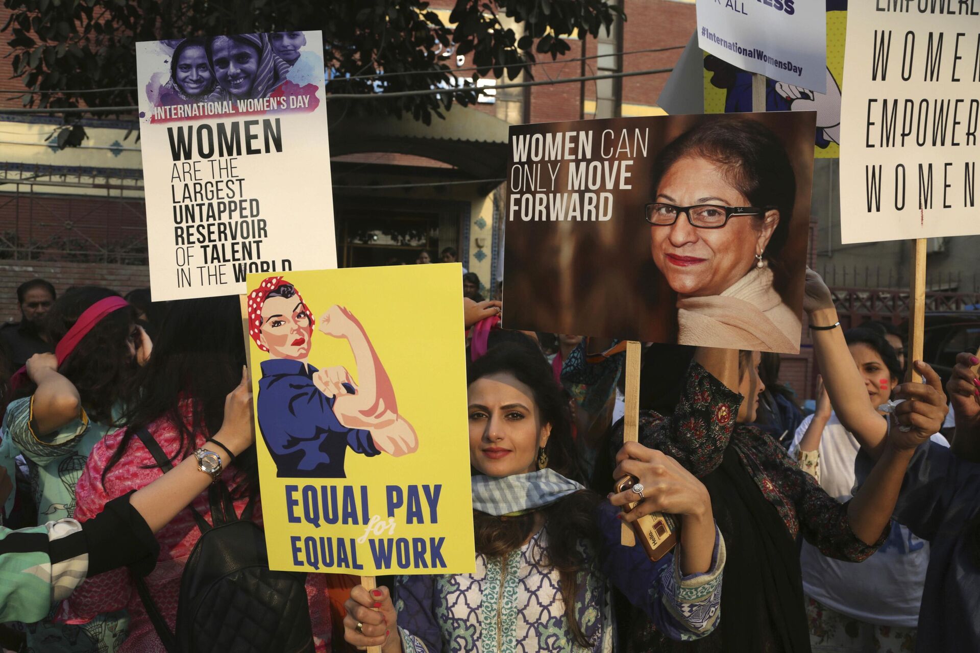 Pakistan students take part in rally to mark International Women's Day in Lahore, Pakistan, Thursday, March 8, 2018. - Sputnik India, 1920, 31.12.2023