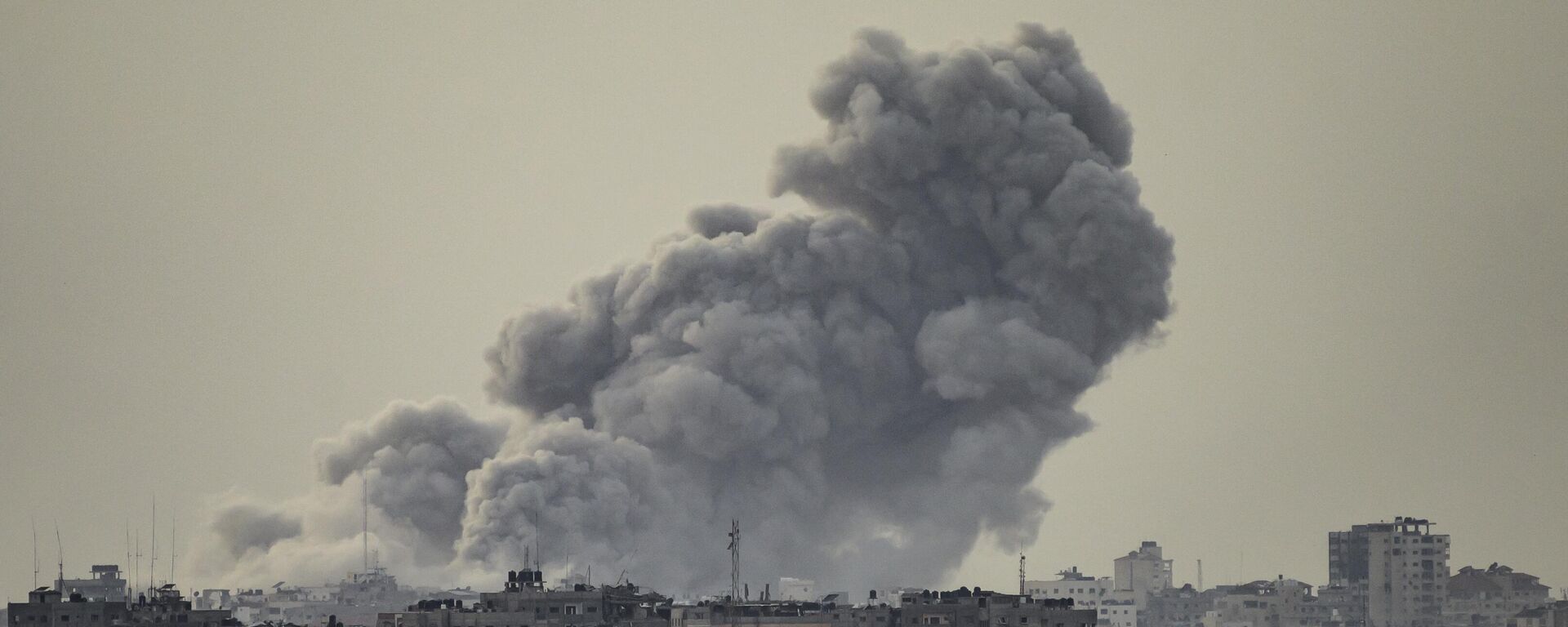 This picture taken from southern Israel near the border with the Gaza Strip shows smoke billowing after an Israeli strike  on north Gaza on November 22, 2023, amid ongoing battles between Israel and the Palestinian Hamas movement.  - Sputnik भारत, 1920, 25.11.2023