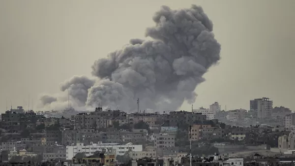 This picture taken from southern Israel near the border with the Gaza Strip shows smoke billowing after an Israeli strike  on north Gaza on November 22, 2023, amid ongoing battles between Israel and the Palestinian Hamas movement.  - Sputnik भारत