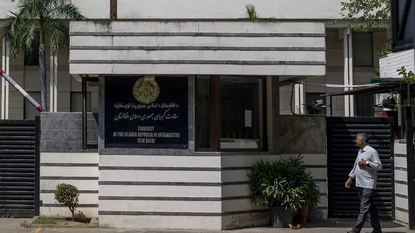 A security officer walks outside the Afghan Embassy in New Delhi, India, Saturday, Sept. 30, 2023.  - Sputnik भारत