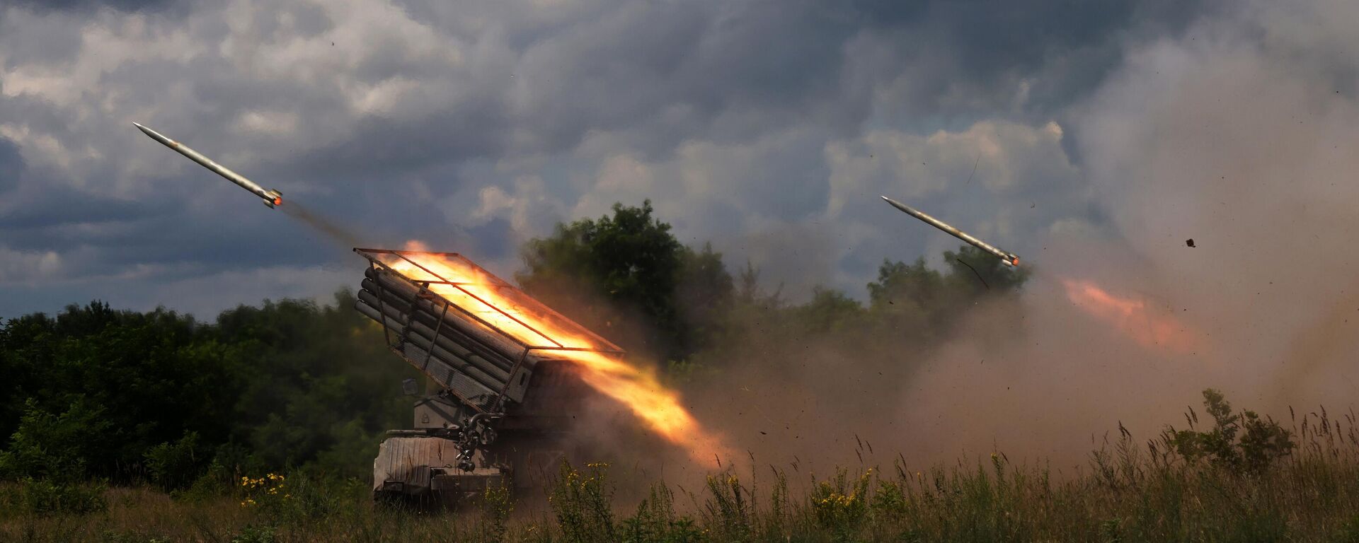 Russian servicemen of the Central Military District fire BM-21 Grad multiple rocket launchers towards Ukrainian positions, in the course of Russia's military operation in Ukraine, in Lugansk People's Republic, Russia - Sputnik भारत, 1920, 08.05.2024