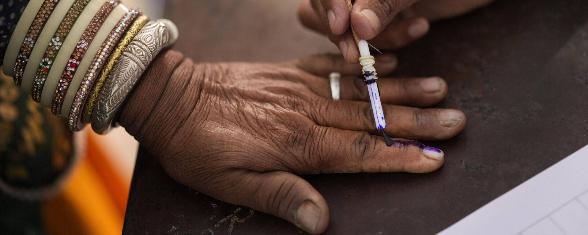 An election officer puts the indelible ink mark on the finger of a voter in Chachiyawas, near Ajmer, India, Saturday, Nov. 25, 2023. - Sputnik भारत, 1920, 04.06.2024