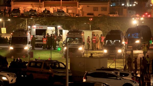 Israeli security forces stand next to ambulances waiting outside the helipad of Tel Aviv's Schneider medical centre on November 24, 2023, amid preparations for the release of Israeli hostages held by Hamas in Gaza in exchange for Palestinian prisoners later in the day - Sputnik भारत