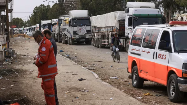 A convoy of trucks carrying fuel and aid drive in Gaza City's Zeitoun district on November 25, 2023. - Sputnik भारत