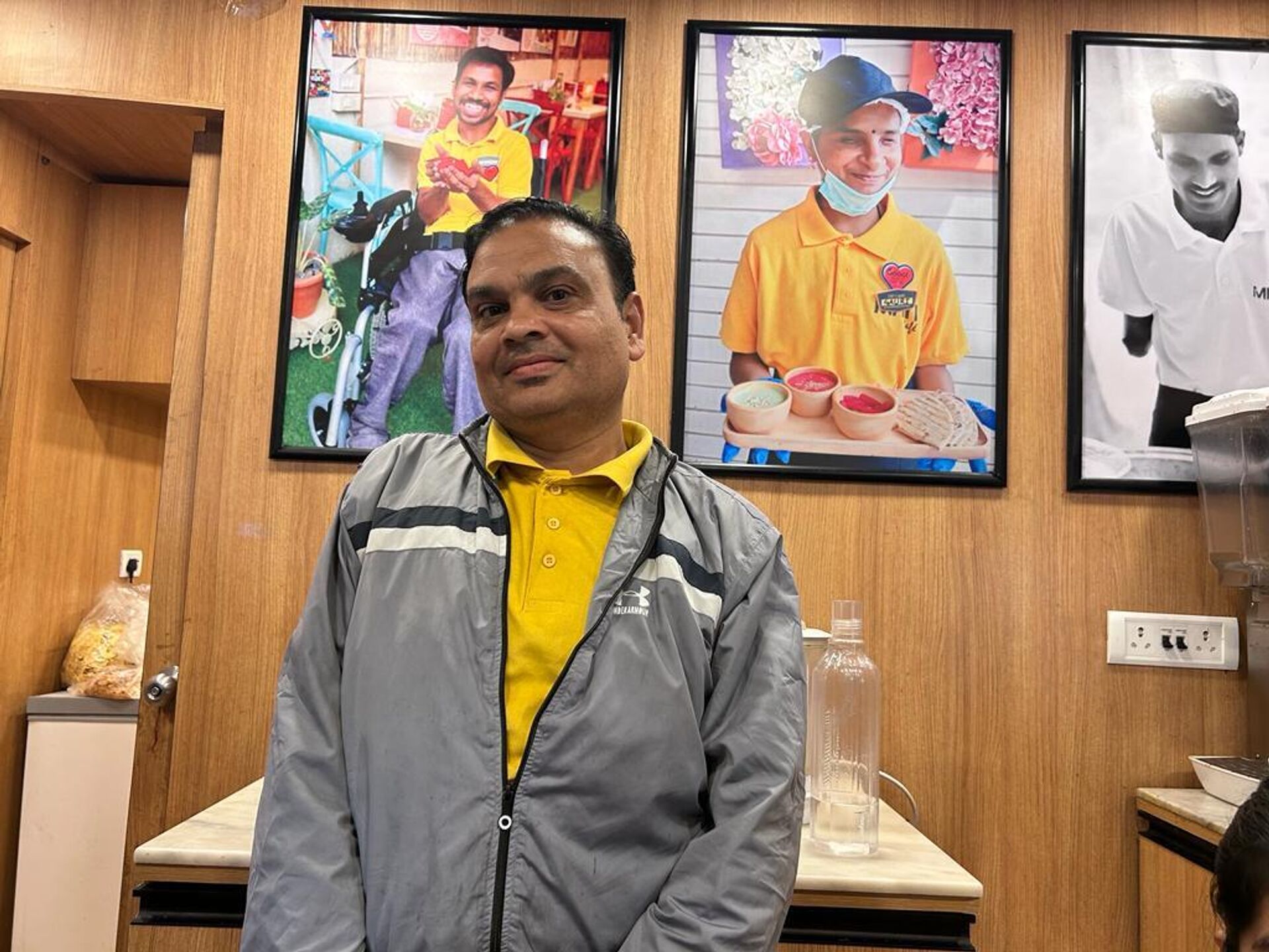Veer Pal Singh, a 38-year-old disabled individual managing the beverages section at the Mithi café, expressed his deep-rooted passion for cooking.  - Sputnik India, 1920, 01.12.2023